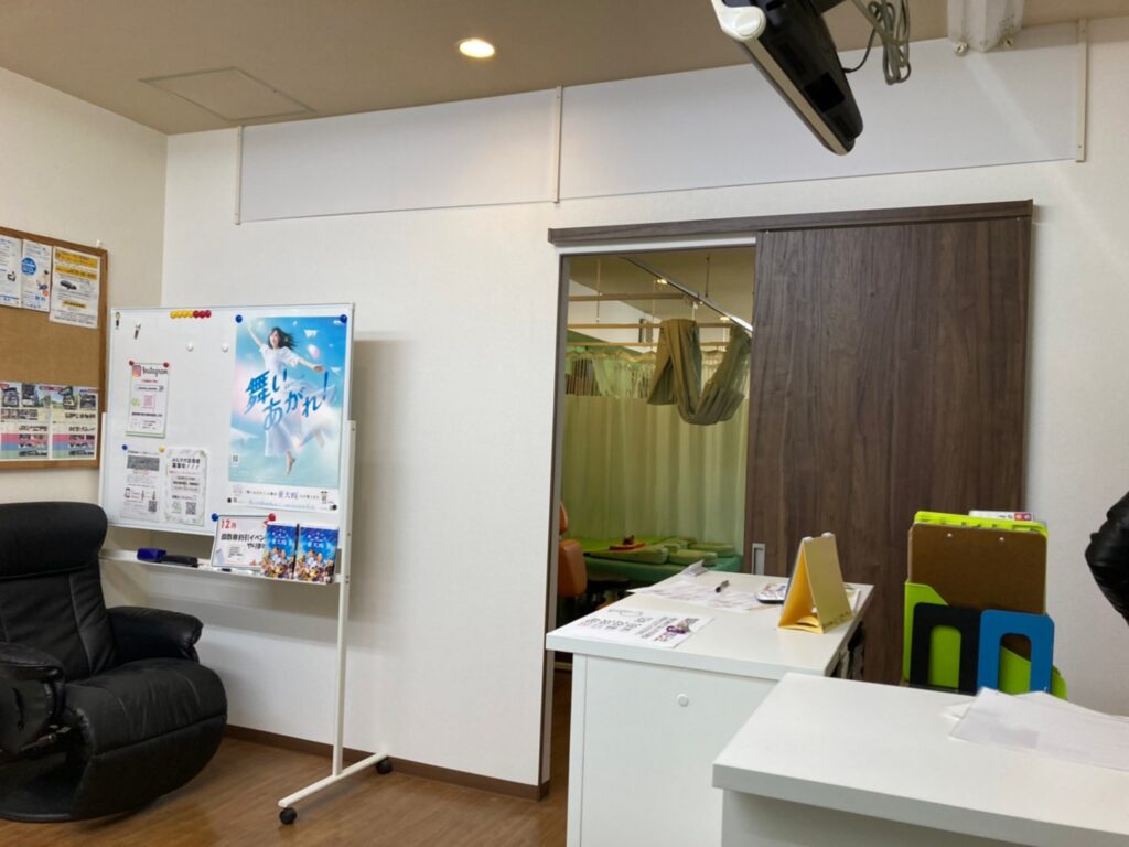 待合と診察室の間に仕切りを…ポイントは「上吊り式引き戸」で限られたスペースを有効活用！