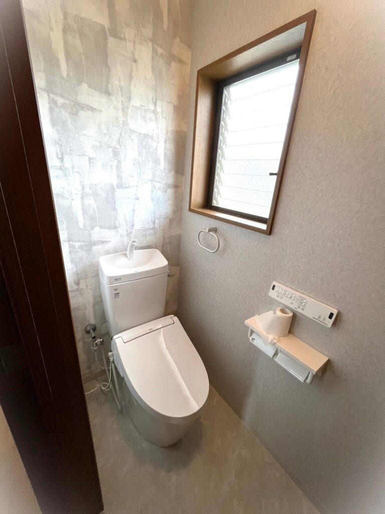 クロスとフロアの貼替で「モダン」で「シンプル」なトイレにリフォーム！