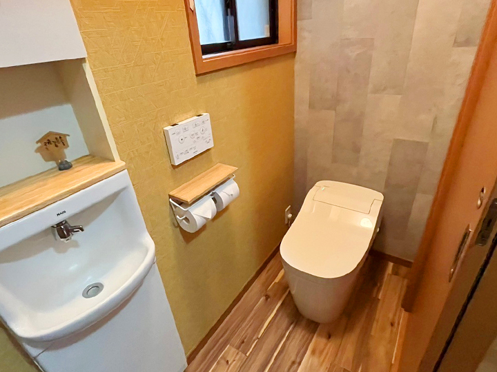 シンプルな内装をガラッと変えてイメージ一新！オシャレなトイレになりました！