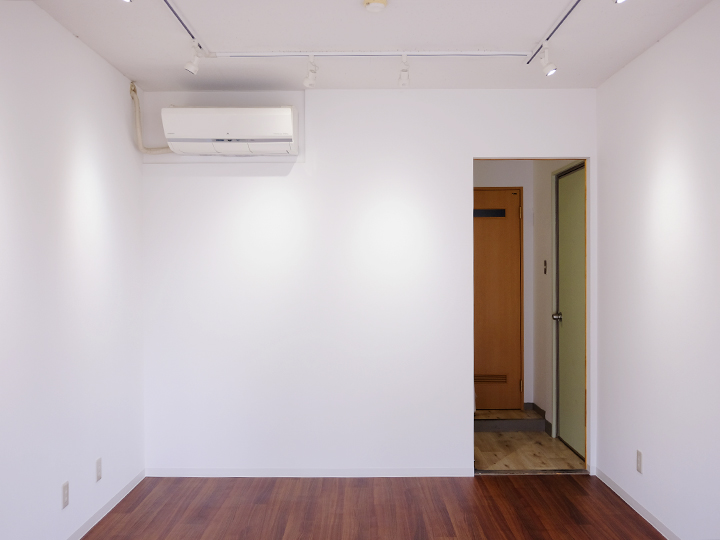 薄汚れた壁と床を貼替えて真っ白できれいなギャラリーに！照明工事もおまかせください^^