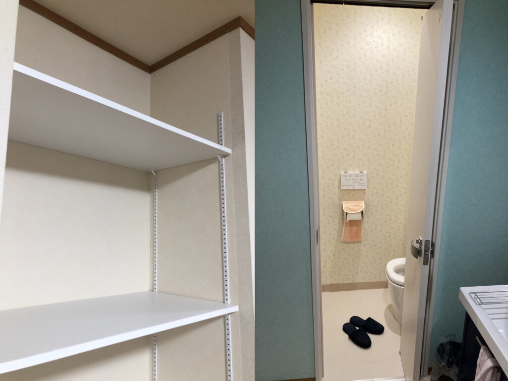 トイレのドアがリビングに接しているのが辛い…ドアの位置を変えることでお悩みを解消し、更には棚も造作しました！