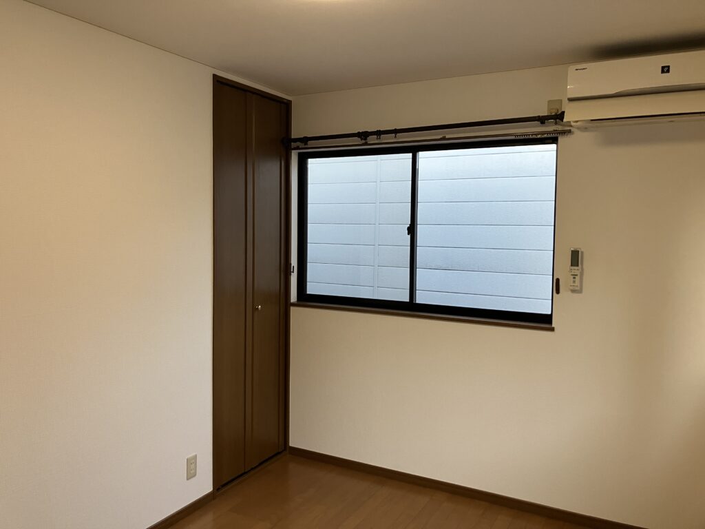 息子様の独立で空いたお部屋をキレイに一新したい！そんな時はクロスの貼替えがオススメです^^