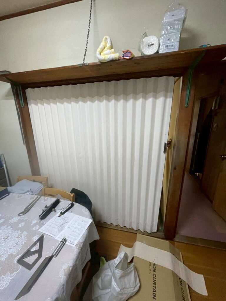 間仕切りがなくて寒い！寒さ対策のためにアコーディオンカーテンを！