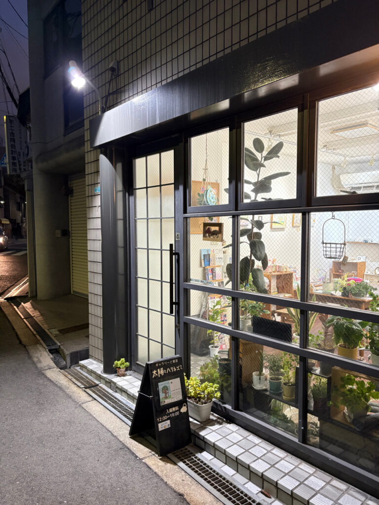 店舗の入口が夜になると真っ暗で雰囲気が悪い＞＜シンプルな照明を取り付けて明るくします！