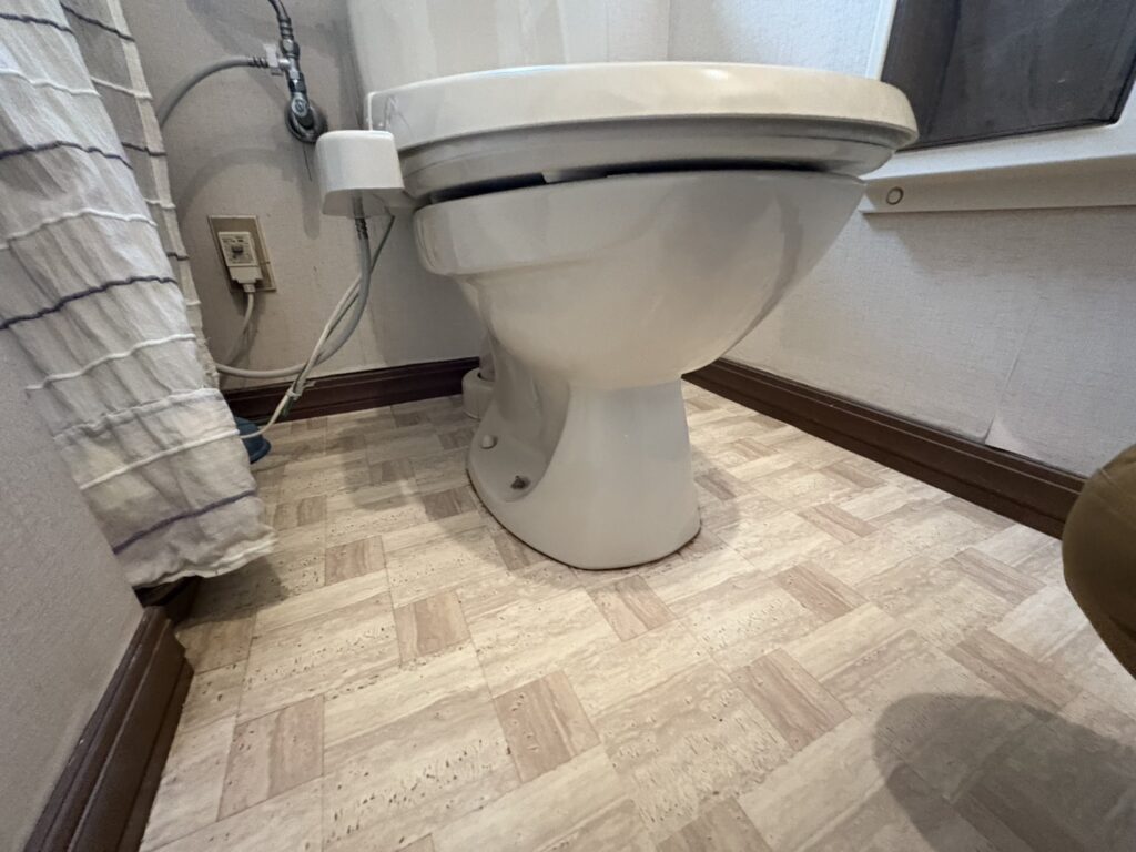 便座と床の設置面