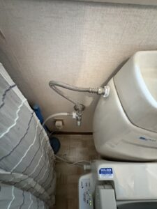 旧式トイレの配管部分