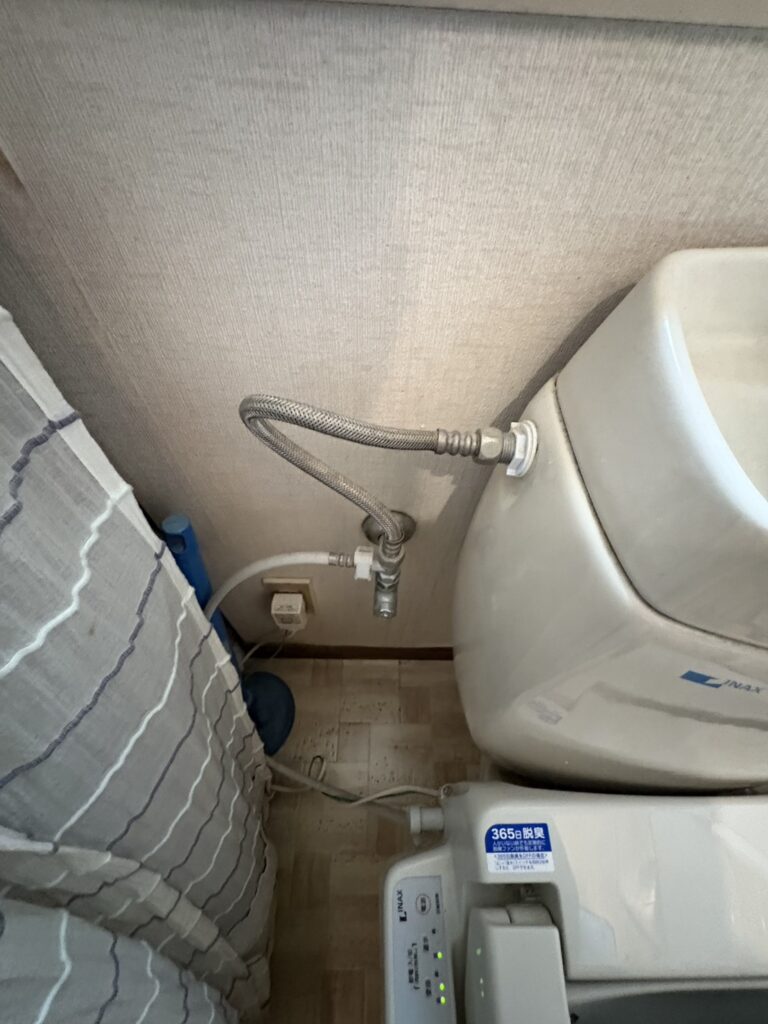 旧式トイレの配管部分