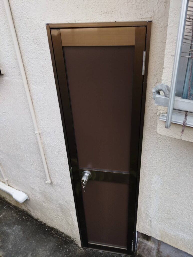 窓ガラスが割られてしまった勝手口ドア＞＜…丸ごと取り合えて、センサーライトを設置して防犯性UP！