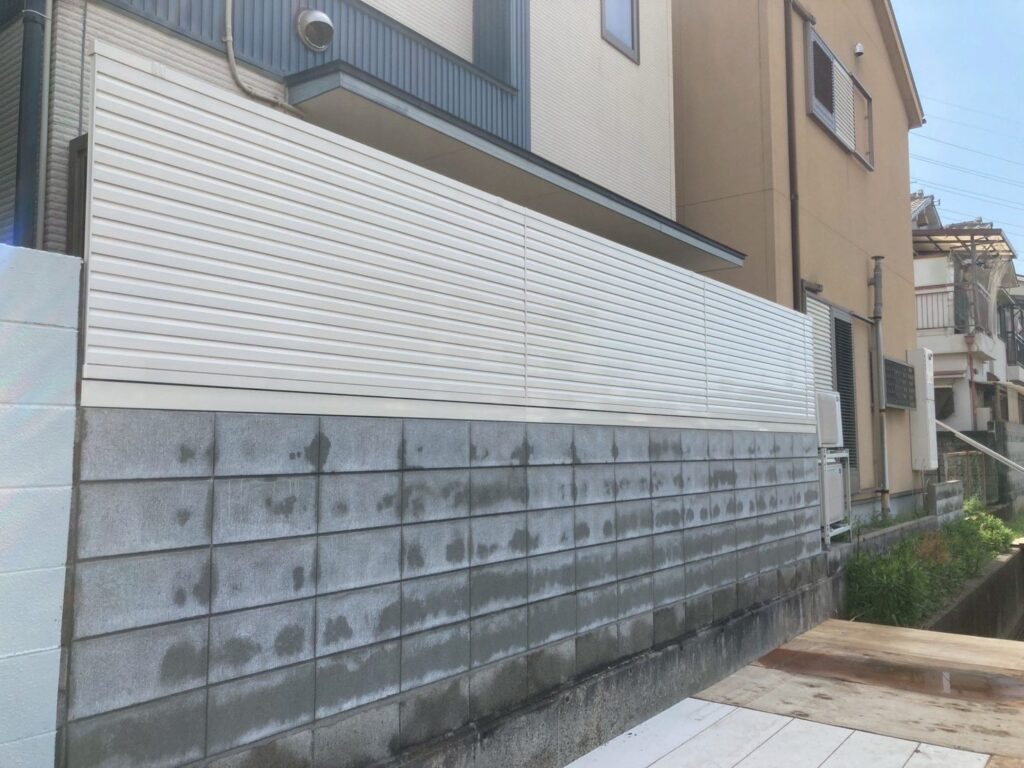 フェンス下に隙間隠しを設置
