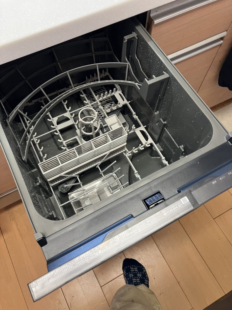電気配線を接続し、安全に動作するよう配慮しました。