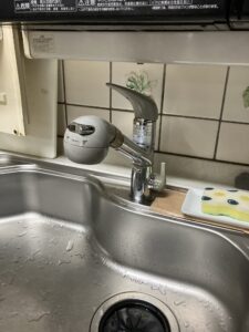 既存の水栓は浄水器一体型で、経年によりレバー操作が重くなっていました。シンク周辺には水滴が残り、日常的に拭き取りが必要な状態でした。