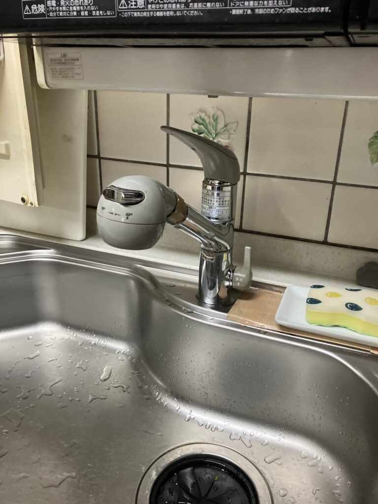 既存の水栓は浄水器一体型で、経年によりレバー操作が重くなっていました。シンク周辺には水滴が残り、日常的に拭き取りが必要な状態でした。