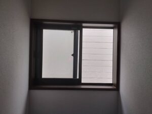 トイレ窓の施工前。既存の引違い窓のみで、冬場の冷気や外部の音が室内に伝わりやすい状態でした。