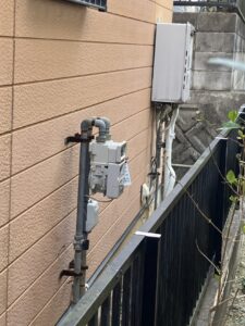 外壁に設置された旧型給湯器。配管まわりに経年劣化が見られ、交換時期を迎えていました。