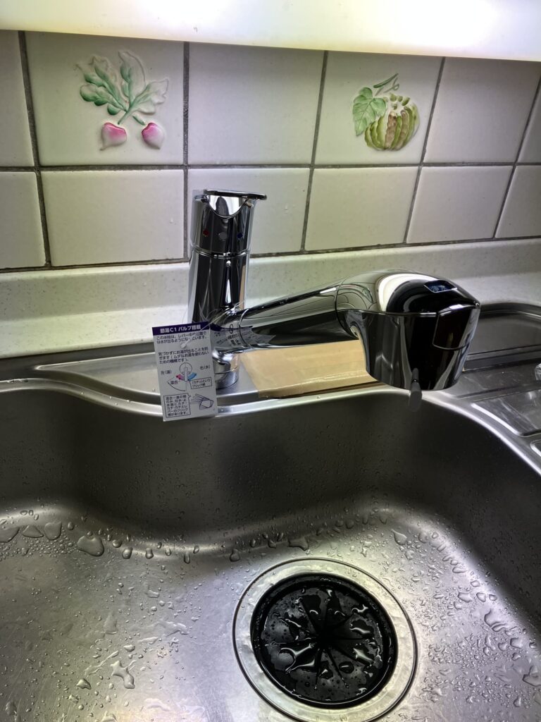 交換後のキッチン水栓です。黒色のレバーハンドルが特徴的で、操作性が向上しました。シンク周辺の水滴も拭き取りやすくなっています。