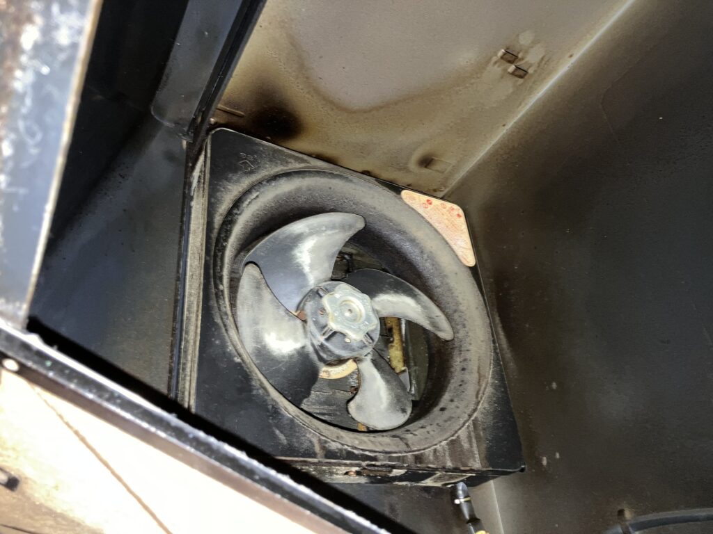 フード内部のファン周辺には油とホコリが堆積し、換気性能の低下と異音の原因となっていました。