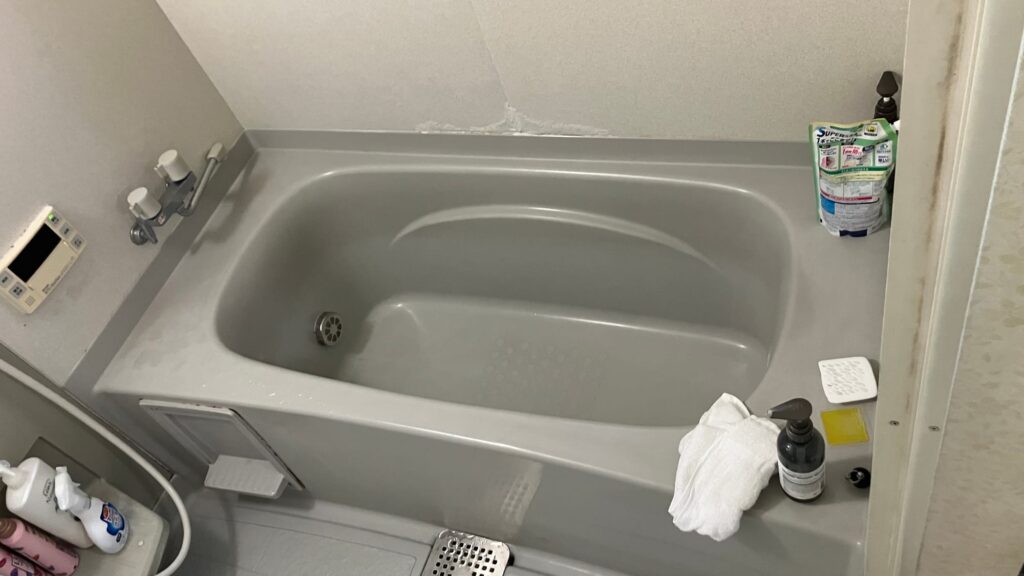 既存の浴槽まわり。壁・床・浴槽ともに経年劣化が進み、保温性や清掃性に課題がありました。