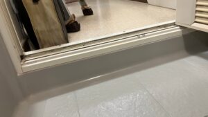 浴室入口の段差。バリアフリー化が必要な状態で、つまずきのリスクがありました。