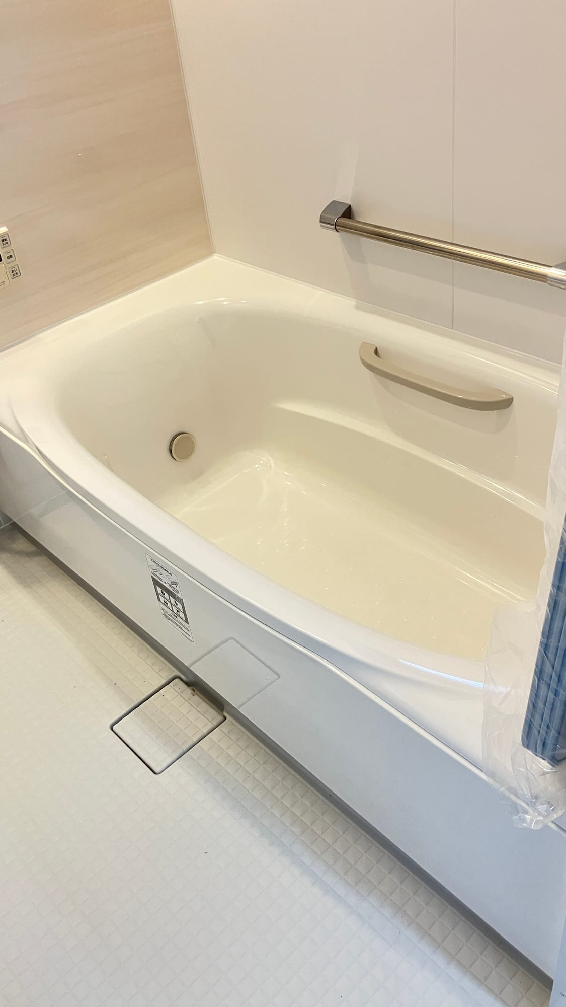 LIXIL リデアの浴槽。ミナモ浴槽（FRP・ホワイト）に浴槽内握りバー、保温組フタを装備。サーモバスSの断熱構造で、お湯が冷めにくくなりました。