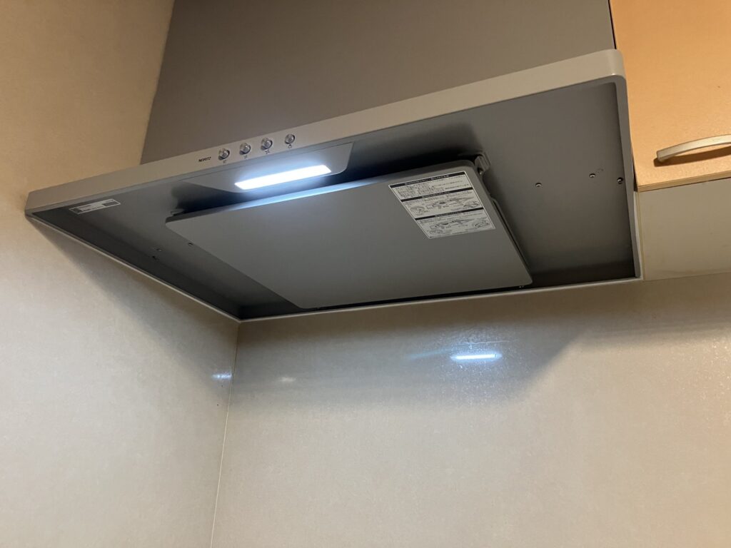 照明を点灯した状態。調理中の手元を明るく照らし、換気機能と合わせて快適な調理環境を実現しました。