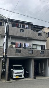 施工前の外観全景。新築から27年が経過し、外壁の色あせや屋根の経年劣化が目立つ状態でした。
