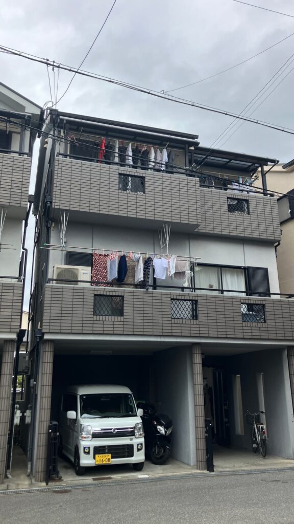 施工前の外観全景。新築から27年が経過し、外壁の色あせや屋根の経年劣化が目立つ状態でした。