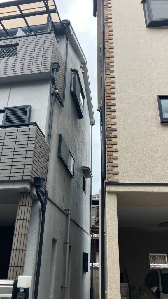 外壁の側面。タイル面と塗装面が混在しており、それぞれに適した塗料選定が必要でした。