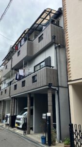 施工前の外観別角度。ガレージ天井や軒天井も含め、全体的に塗装の劣化が進んでいました。