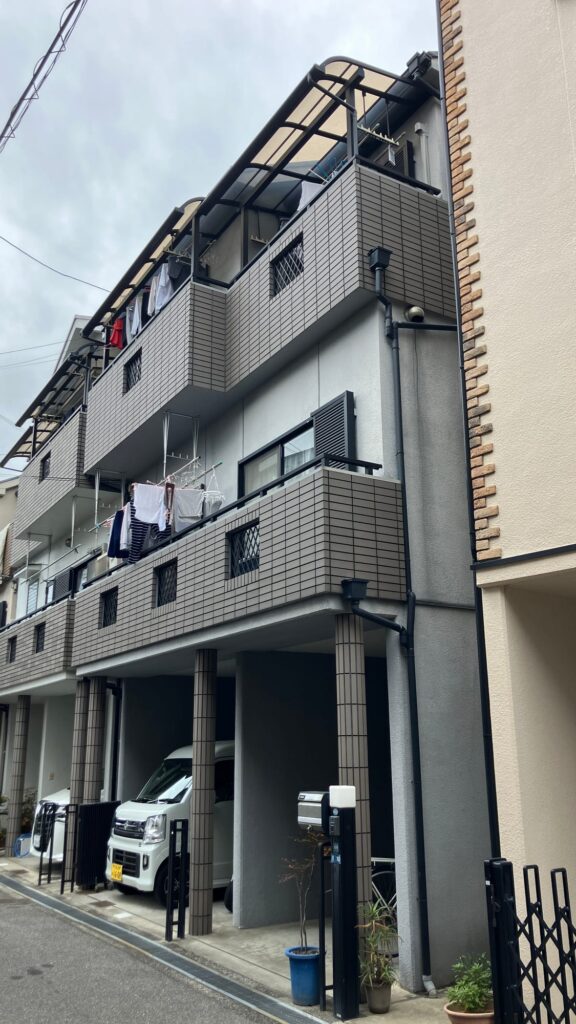 施工前の外観別角度。ガレージ天井や軒天井も含め、全体的に塗装の劣化が進んでいました。