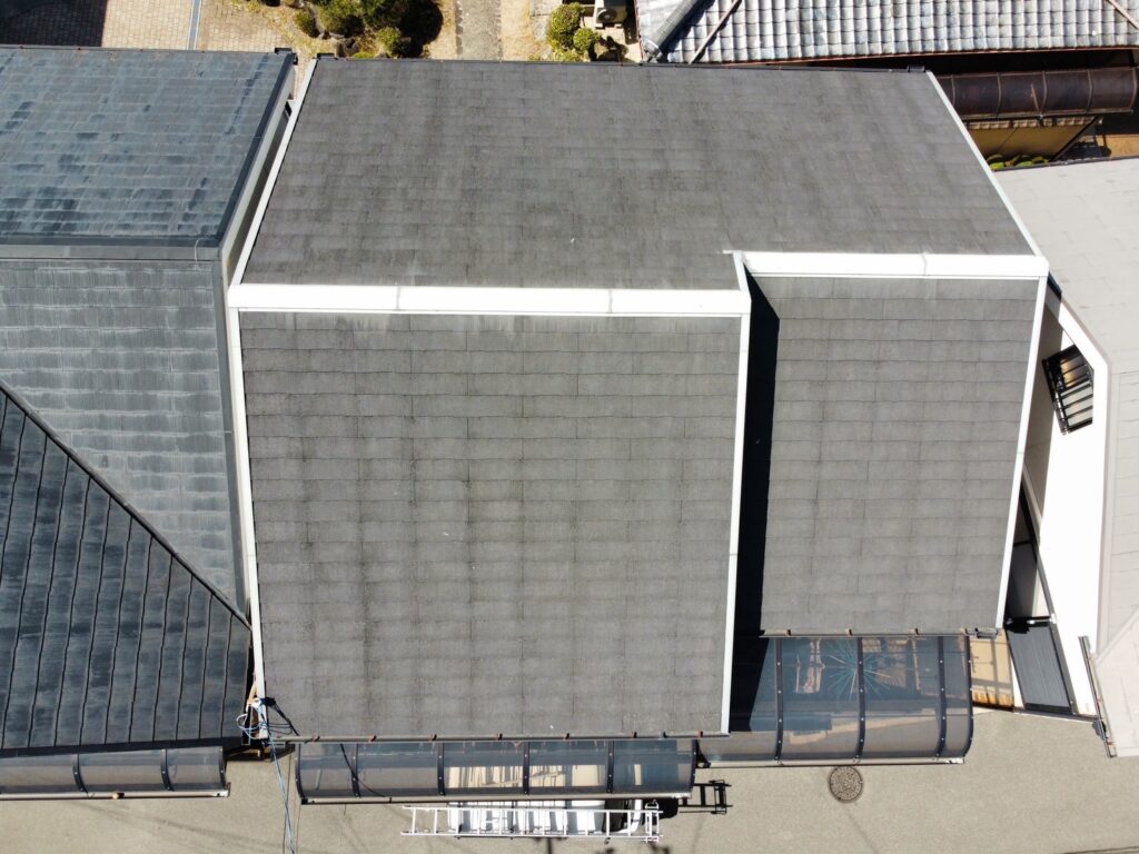 施工前の屋根を上空から撮影。屋根面全体の状態を確認し、遮熱塗料による塗装改修を決定しました。