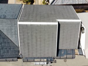施工前の屋根を上空から撮影。屋根面全体の状態を確認し、遮熱塗料による塗装改修を決定しました。