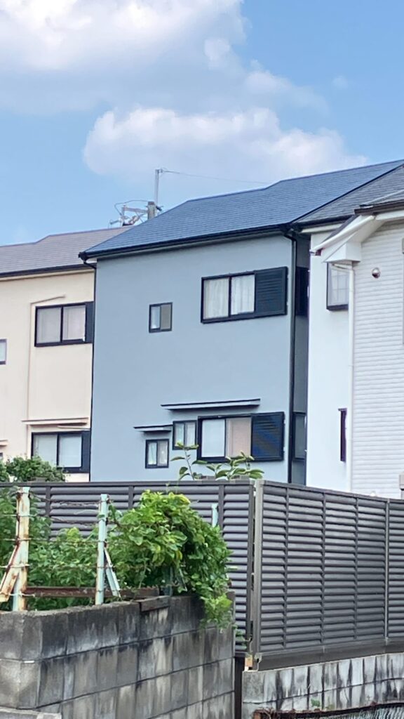完了後の外観別角度。屋根は遮熱塗料ムキルーフコートで仕上げ、夏場の室温上昇を抑える効果が期待できます。