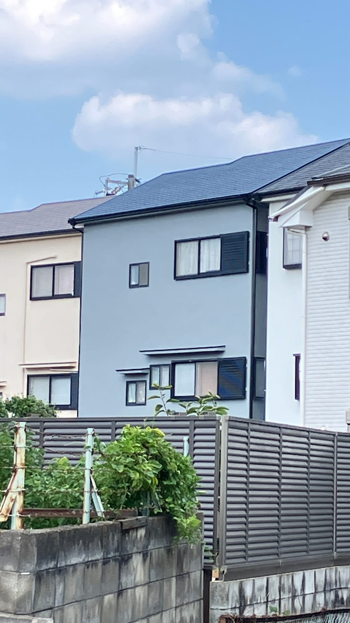 完了後の外観別角度。屋根は遮熱塗料ムキルーフコートで仕上げ、夏場の室温上昇を抑える効果が期待できます。