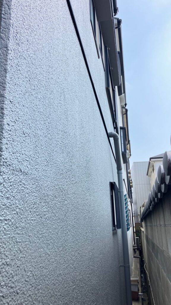 外壁の質感を近接撮影。微弾性フィラーによる下地処理とムキコートの中・上塗りで、滑らかで耐久性の高い仕上がりです。