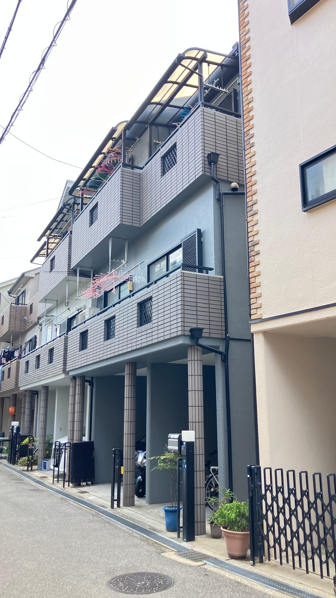 完了後の外観全景。ガレージ天井・軒天井も塗装し、建物全体の美観と保護性能を向上させました。