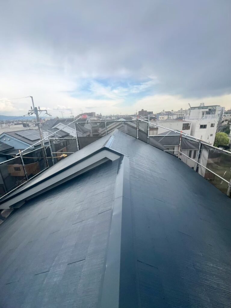 完了後の屋根を上空から撮影。遮熱塗料による塗装で、屋根面の劣化を防ぎつつ断熱性を高めています。